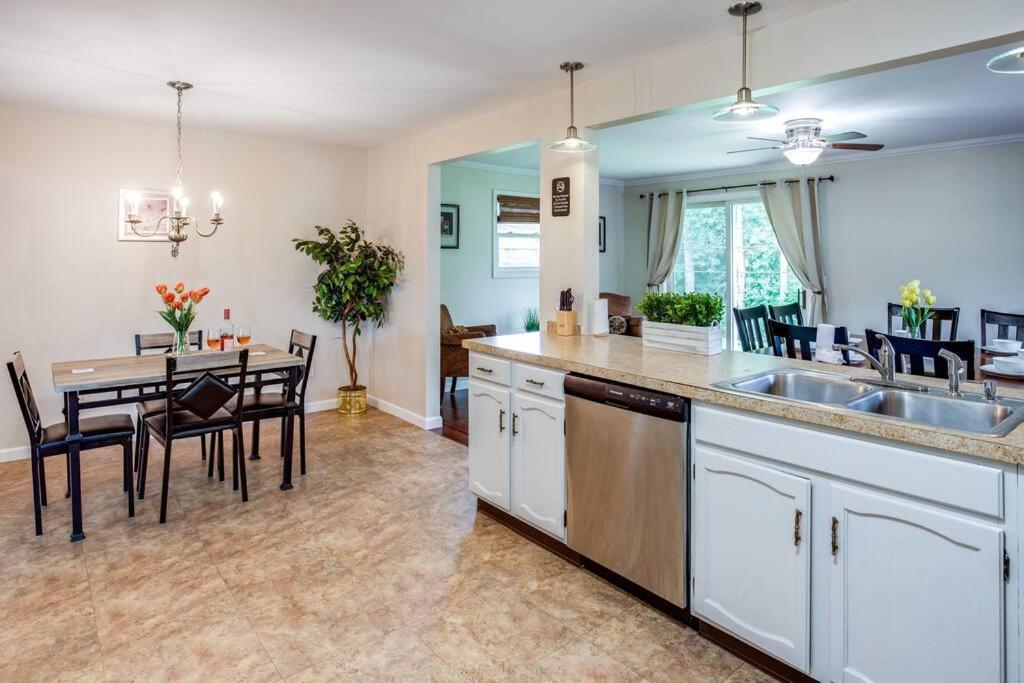{Quiet Suburban Ranch Hot Tub} Mins Arpt/Rit/Dwnt Apartment Rochester Exterior photo
