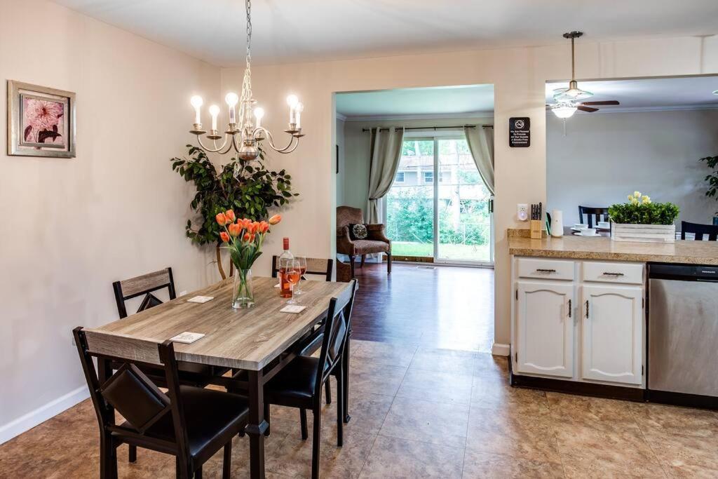 {Quiet Suburban Ranch Hot Tub} Mins Arpt/Rit/Dwnt Apartment Rochester Exterior photo