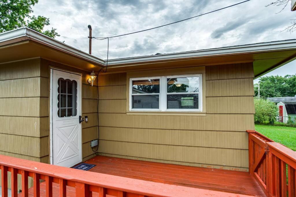 {Quiet Suburban Ranch Hot Tub} Mins Arpt/Rit/Dwnt Apartment Rochester Exterior photo