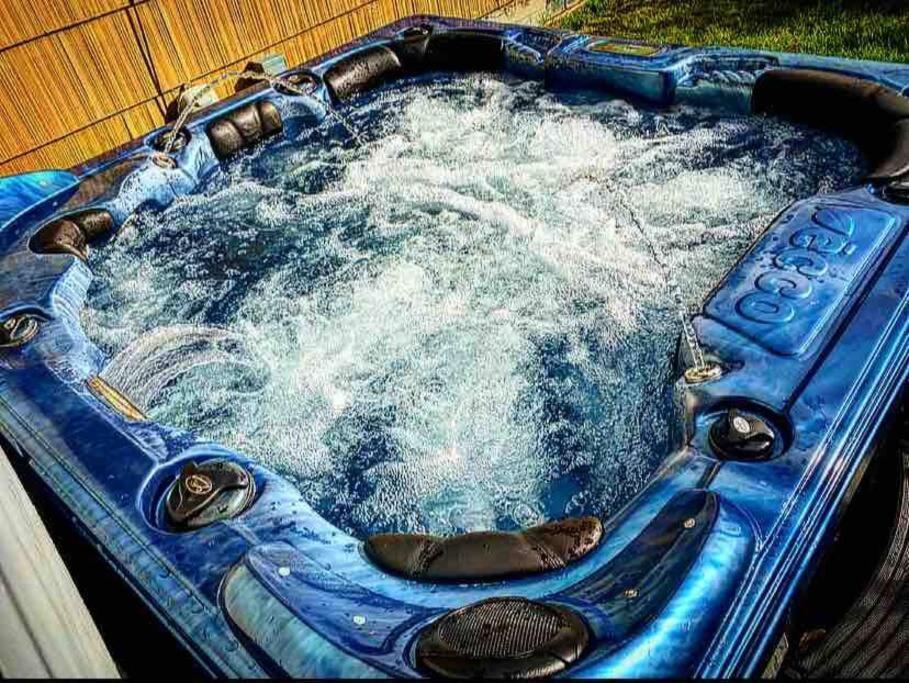 {Quiet Suburban Ranch Hot Tub} Mins Arpt/Rit/Dwnt Apartment Rochester Exterior photo